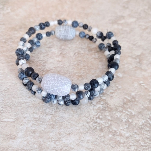 Handmade Black and White Agate Beaded Wrap Bracelet - Picture 3 of 3